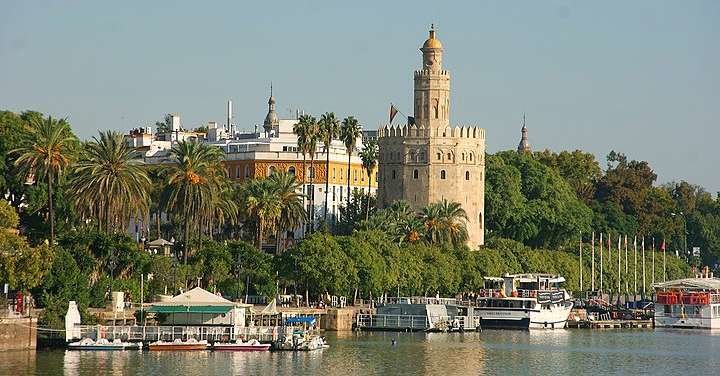 El Guadalquivir, arriba a su paso por Sevilla, riega olivos, naranjos, arrozales y muchos otros productos agrícolas andaluces. (pxhere.com)