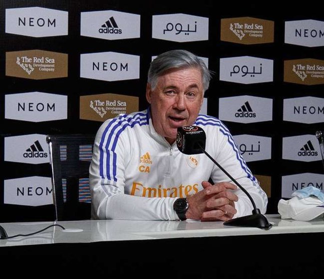 Carlo Ancelotti, entrenador del primer equipo del Real Madrid FC, habla con los periodistas en una conferencia de prensa celebrada en Riad, capital saudí. (Ministerio de Deportes de Arabia Saudita)