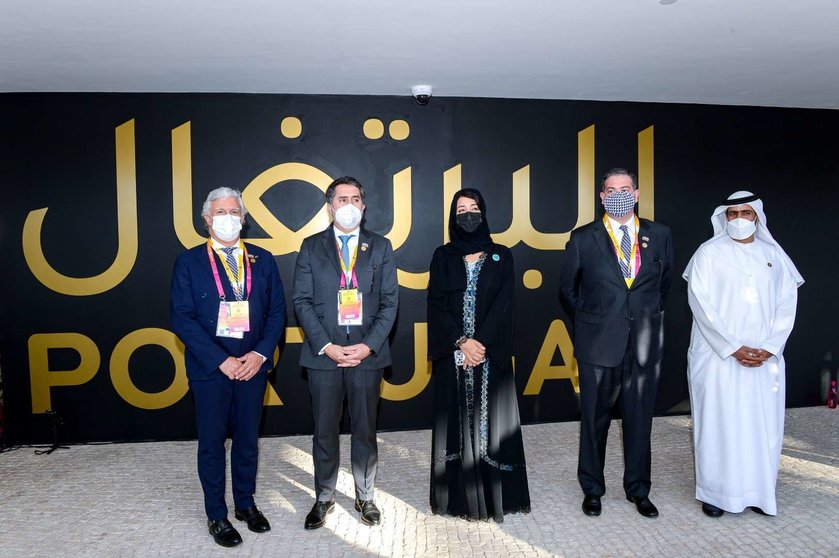 El embajador de Portugal en Emiratos, Reem bint Ibrahim Al Hashemy, ministra de Estado de Cooperación Internacional y directora general de Expo 2020 Dubai junto al secretario de Estado de Asuntos Exteriores de Portugal y otras personalidades. (WAM)