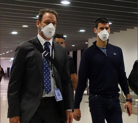 Djokovic en el aeropuerto de Dubai. (Twitter)