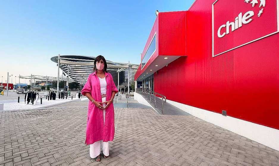 La ministra Mónica Zalaquett, ante el Pabellón de Chile en la Exposición Universal 2020 de Dubai. (EL CORREO)