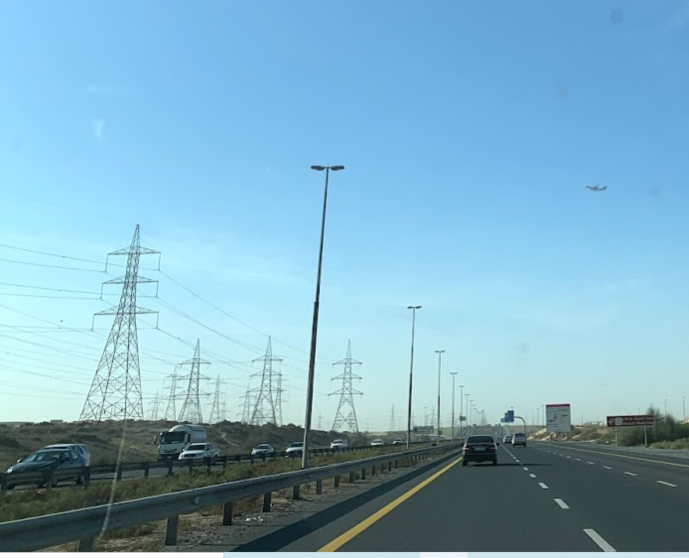 Postes de electricidad en una carretera de EAU. (EL CORREO)