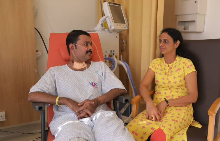 Arunkumar Nair con su esposa Jenny durante su recuperación en el Hospital Burjeel.(The National)