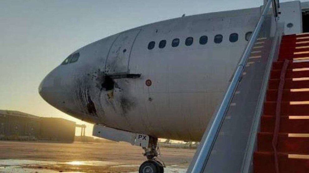 Un avión afectado por los misiles sobre el aeropuerto de Bagdad. (Al Arabuya)
