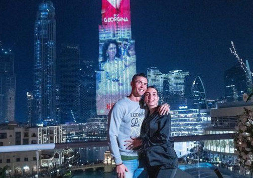 Cristiano Ronaldo y Georgina, en una imagen de archivo ante el Burj Khalifa e Dubai. (Instagram)