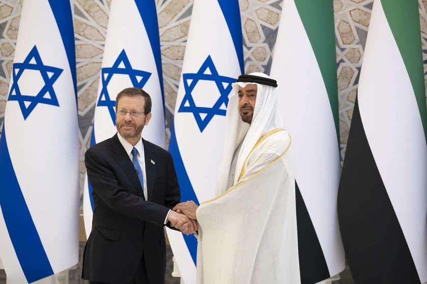 El presidente de Israel y el príncipe heredero de Abu Dhabi en una visita a EAU. (Twitter)