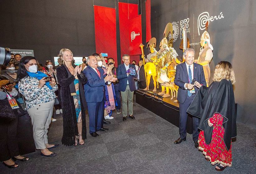 El cónsul general del Perú en Dubai junto a Tania Libertad durante la clausura de la exposición. (Cedida)