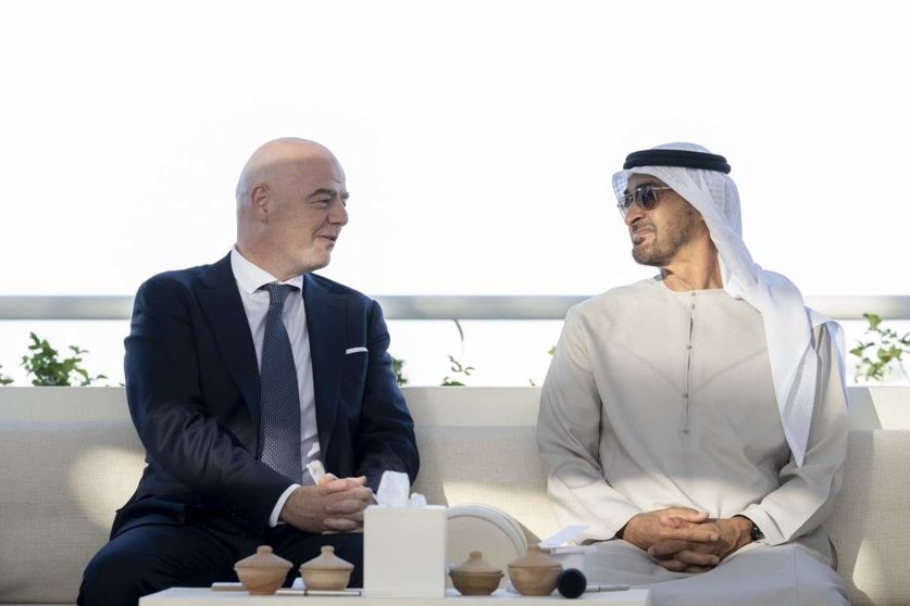 El príncipe heredero de Abu Dhabi y el presidente de la FIFA. (WAM)