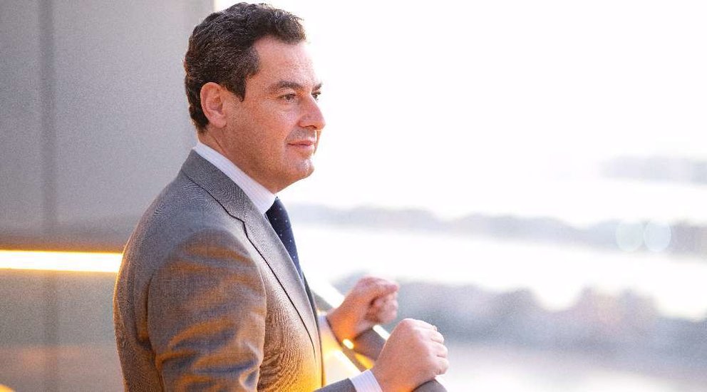 Juanma Moreno, presidente de Andalucía, obserba el perfil de la Palmera en Dubai. (EL CORREO)
