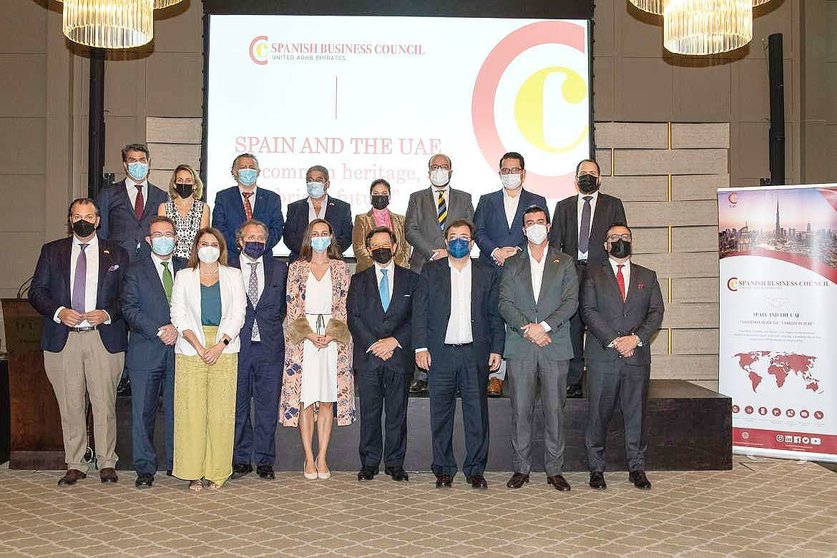Foto de familia de Fernández Vara con integrantes del Spanish Business Council en Emiratos Árabes. (juntaes.ex)