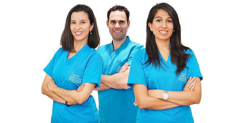 De izquierda a derecha, Gemma Cervera, Anmol Batria y Fernando Arroyo, los tres grandes odontólogos españoles que conforman el equipo de la clínica española de Asisa en Dubai. (Cedida)