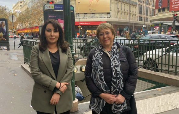 La jequesa Latifa con Bachelet en París. (Twitter)