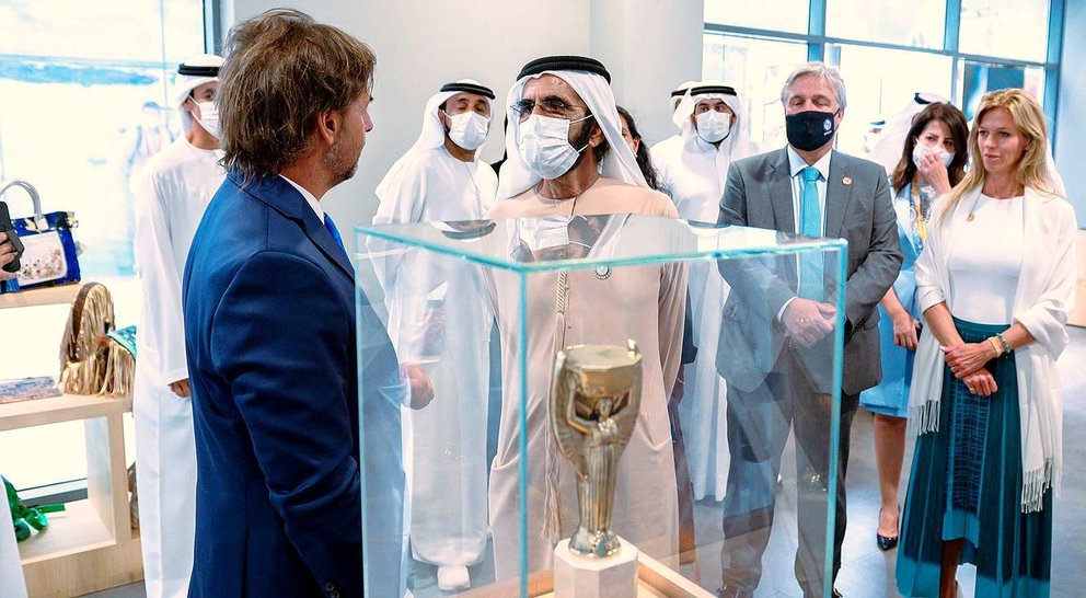 El jeque Mohammed bin Rashid Al Maktoum junto al presidente Lacalle en el Pabellón de Uruguay de Expo 2020 Dubai. (@DXBMediaOffice)