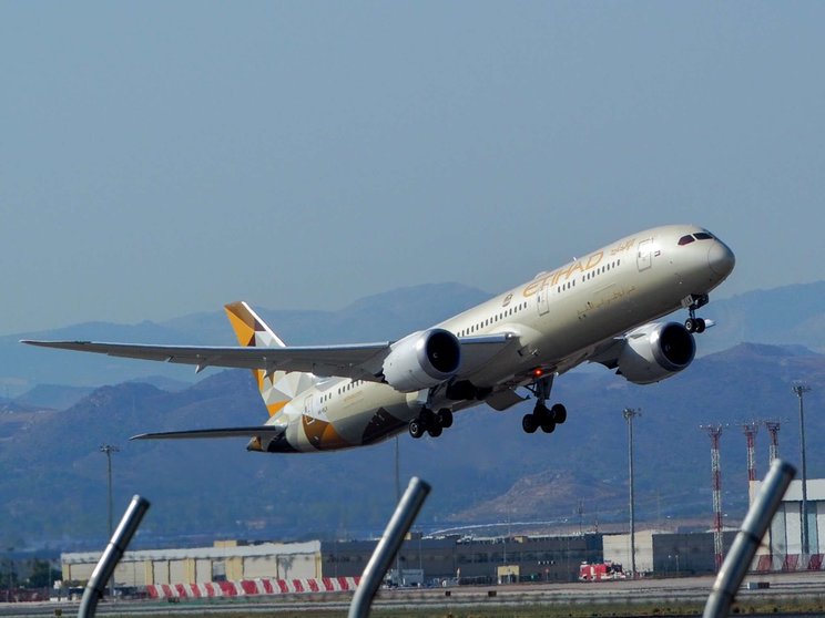 Un avión de Etihad en el aeropuerto de Málaga. (Twitter)