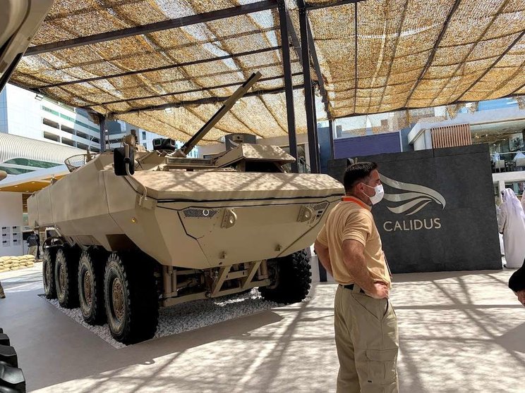 Un vehículo blindado en exposición en Abu Dhabi. (EL CORREO)