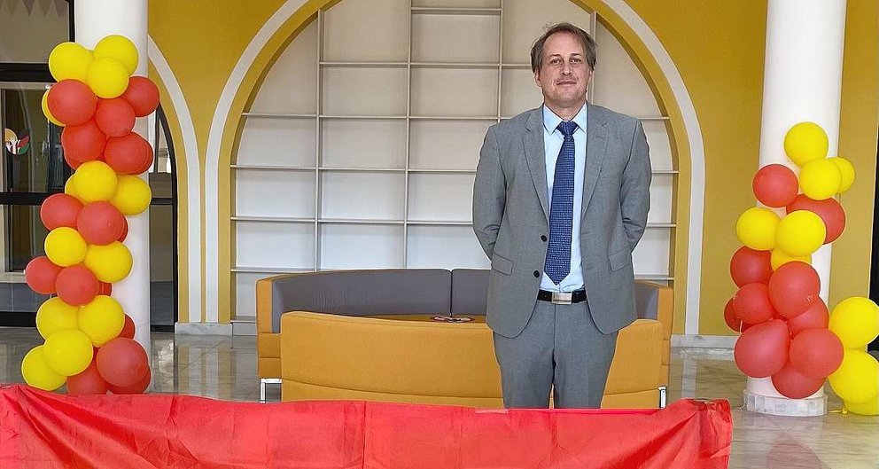 Laurent Bonardi, director-fundador de The Spanish School of Abu Dhabi, en el centro rodeado de los colores de la bandera de España. (Cedida)