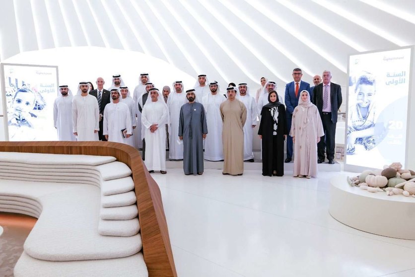 El gobernante de Dubai durante la reunión en el Pabellón de EAU de la Expo este lunes. (Twitter)