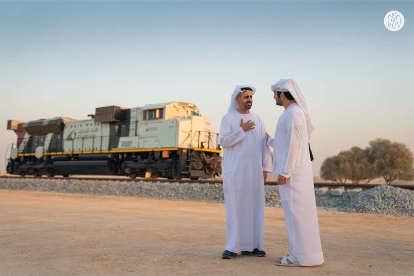 Los jeques emiratíes ante el tren que une Abu Dhabi y Dubai. (Twitter)