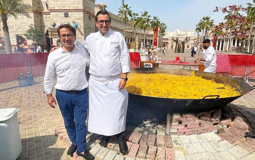 César Foyedo -izquierda- y Roger Valero, ante la colosal paella en Riverland Dubai. (EL CORREO)