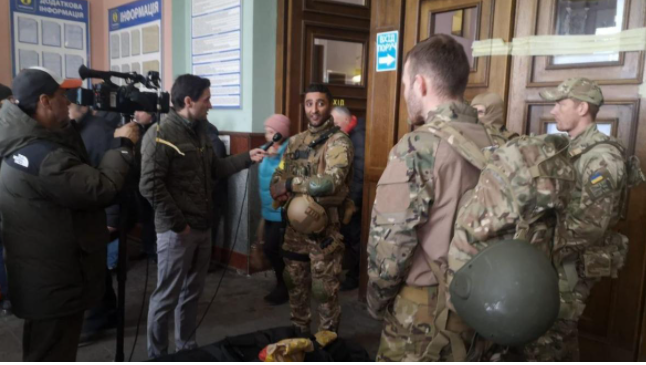 El ejército de Ucrania publicó una foto de cuatro ex marines reales británicos que llegaron a Ucrania el domingo en respuesta al llamado a los combatientes extranjeros a tomar las armas. (Twitter)