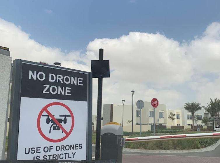 Un cartel en una urbanización en Dubai donde se recuerda que los drones no están permitidos. (EL CORREO)