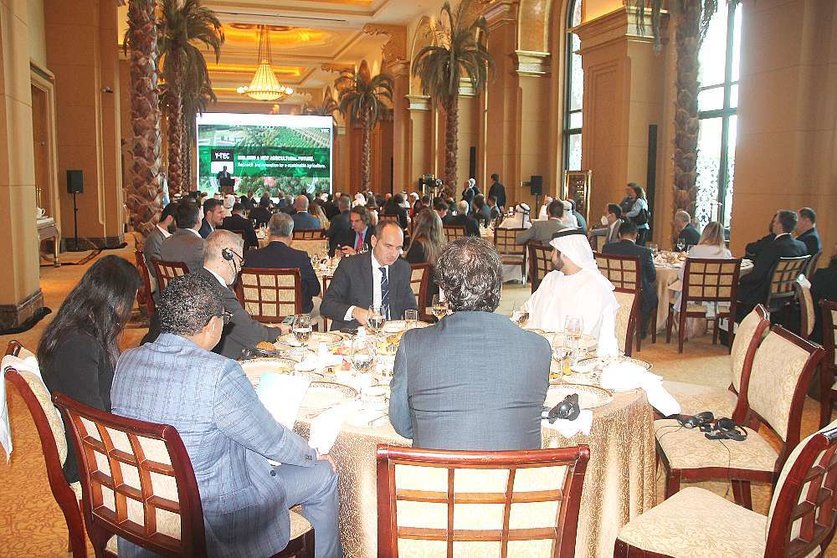 Perspectiva general del multitudinario acto celebrado por Argentina en el Emirates Palace de Abu Dhabi. (EL CORREO)