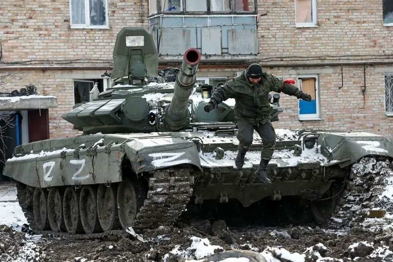 Militar desciende de un tanque en Ucrania. (Twitter)