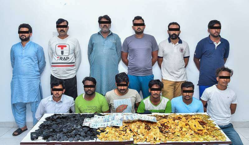 Los vendedores de joyas falsas detenidos. (Policía de Sharjah)