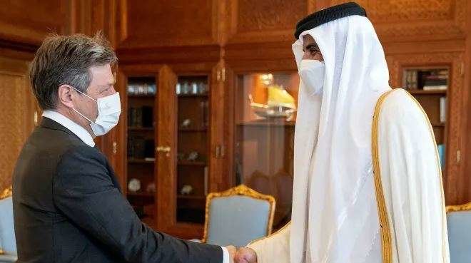 El ministro de Economía alemán y el emir de Qatar. (Twitter)