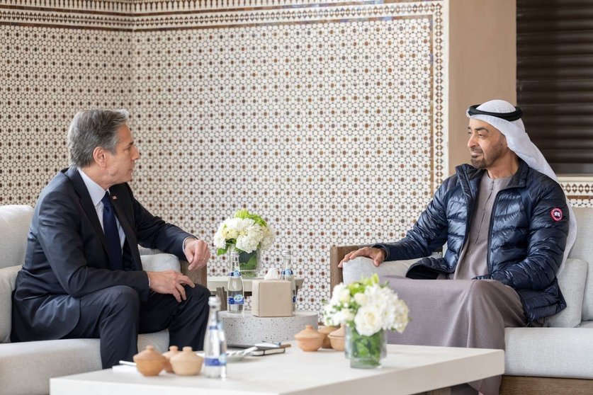 El príncipe heredero de Abu Dhabi  y el secretario de Estado de EEUU en Rabat. (WAM)
