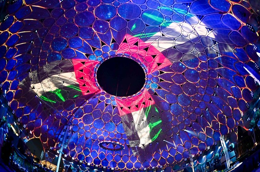 La bandera de Emiratos Árabes surge en la emblemática cúpula de la plaza de Al Wasl durante la ceremonia de clausura de la Exposición Universal 2020 de Dubai. (WAM)
