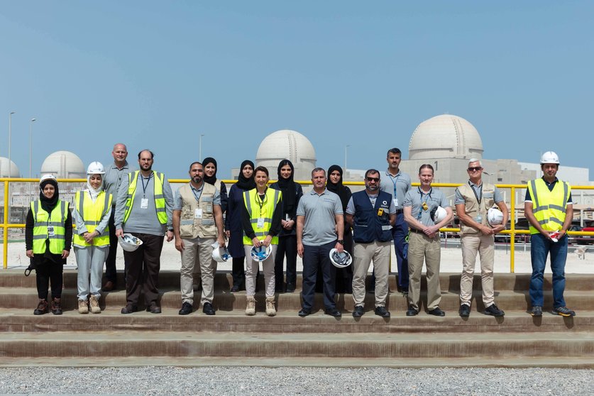 La ministra Mariam bint Mohammed Almheiri en su visita a la planta nuclear de Barakah. (WAM)