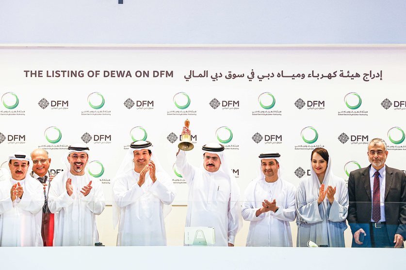 Funcionarios de Dewa Dubai celebran la salida a bolsa. (WAM)