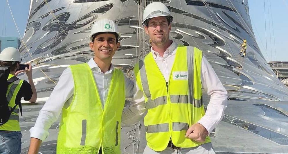 Juan Sáez, con Seamus O'Sullivan en el Museo del Futuro de Dubai durante la primera temporada de #ConstructionInsights. (Cedida)