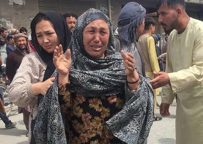 Dolor en los afganos tras el atentado contra una mezquita. (Twitter)