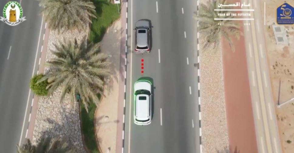 No respetar la distancia de seguridad en Emiratos acarrea una multa.