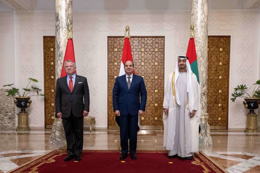 De izquierda a derecha, el rey jordano, el presidente egipcio y el príncipe heredero de Abu Dhabi. (WAM)