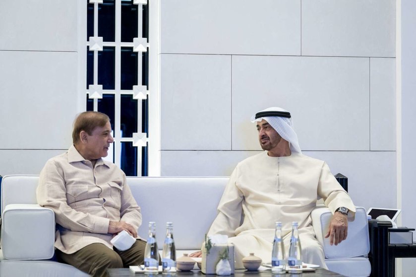 Mohamed bin Zayed durante su encuentro con Shahbaz Sharif. (WAM)