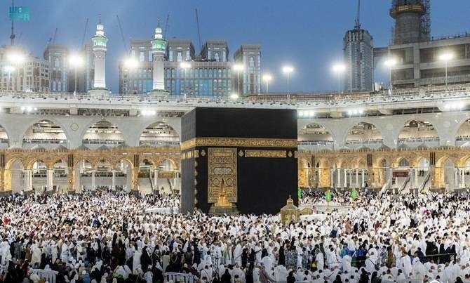 Cientos de musulmanes se han reunido al amanecer en La Meca para hacer las primeras oraciones de este Eid Al-Fitr. (SPA)