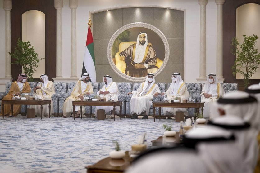 Mohamed bin Zayed y Mohammed bin Rashid reciben a los gobernantes de Emiratos por Eid Al Fitr en el Palacio de Al Mushrif. (WAM)
