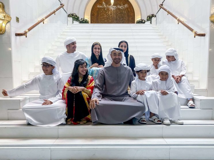 Sheikh Mohamed bin Zayed, rodeado por sus nietos en la foto familiar publicada en Twitter. (@MohamedBinZayed)