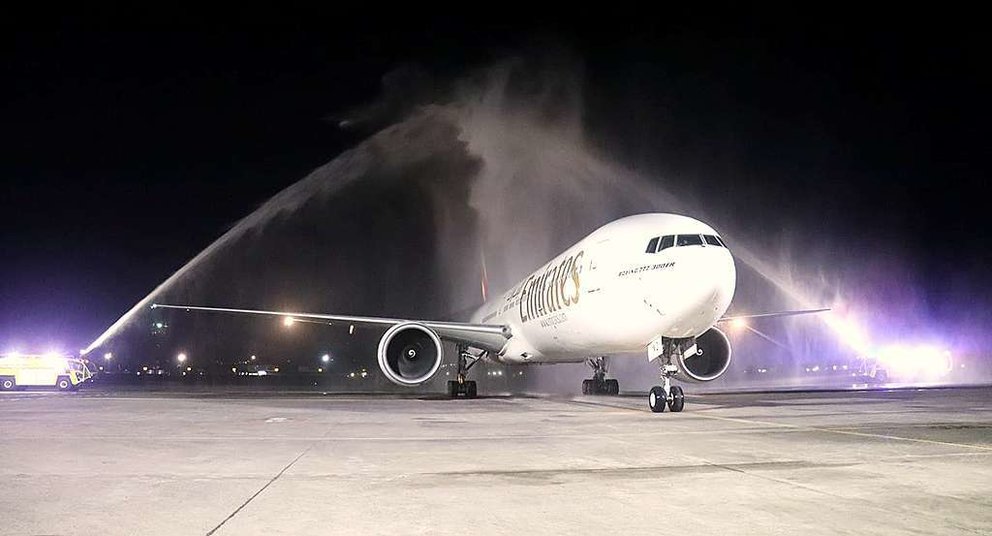 Cañones de agua reciben al primer avión de Emirates que ha tomado tierra en el Aeropuerto Internacional de Denpasar en Bali. (@emirates)