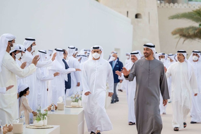 El príncipe heredero de Abu Dhabi saluda a los asistentes a la ceremonia. (WAM)