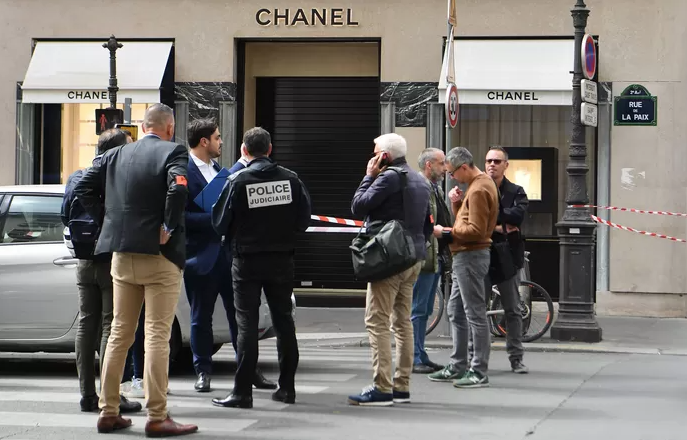 Una de las tiendas de Chanel en París. (Twitter)