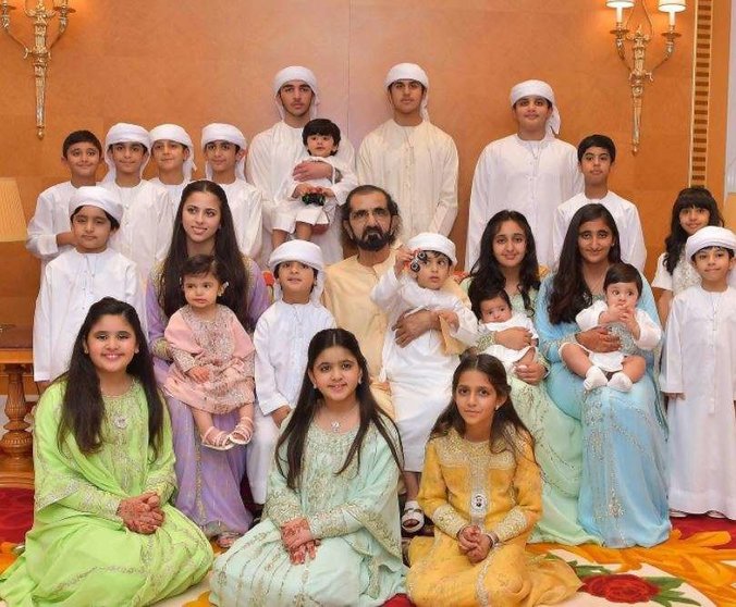 El jeque Mohammed con todos sus nietos. (Instagram)
