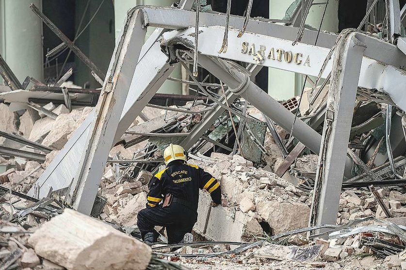 Personal de emergencia interviene tras la explosión en el hotel Saratoga de La Habana. (@CNNEE)