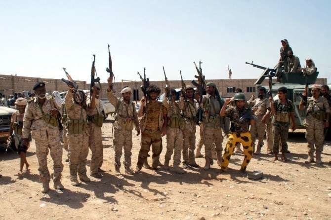 Soldados yemeníes sostienen sus armas en un área incautada a Al-Qaeda en la provincia suroriental de Shabwa, Yemen. (AP/Foto de archivo)