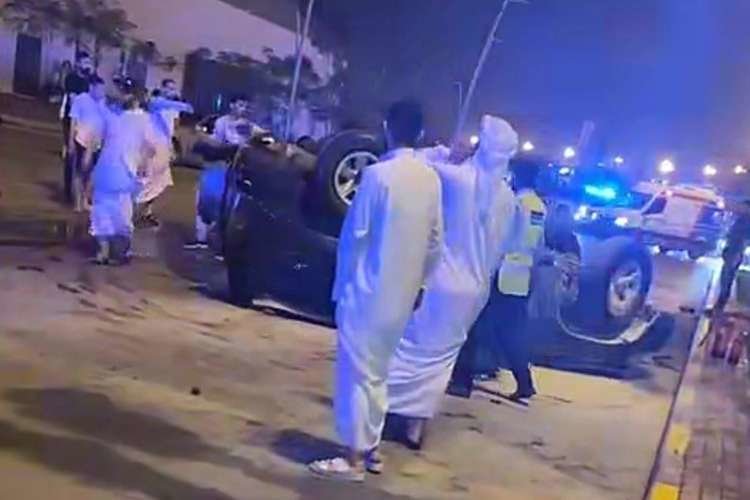 Emiratíes se reúnen en el lugar del accidente. (Fuente externa)