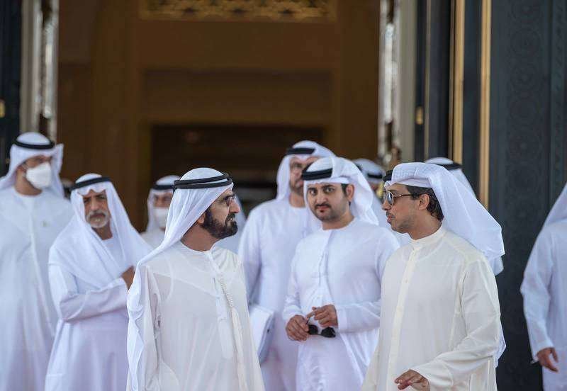 Sheikh Mohammed bin Rashid Al Maktoum departe con los ministros tras la reunión del Gabinete. (WAM)