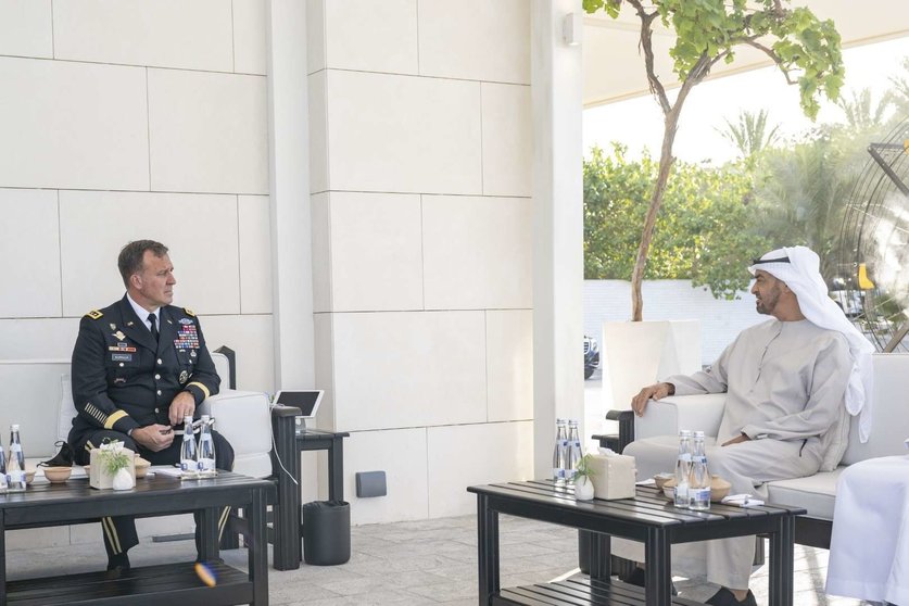 El príncipe heredero de Abu Dhabi y el comandante estadounidense del CENTCOM. (WAM)